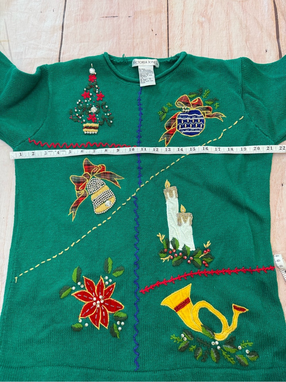 VINTAGE Victoria Jones L Green Red Poinsettia Christmas Pullover Beaded Sweater - Picture 7 of 8